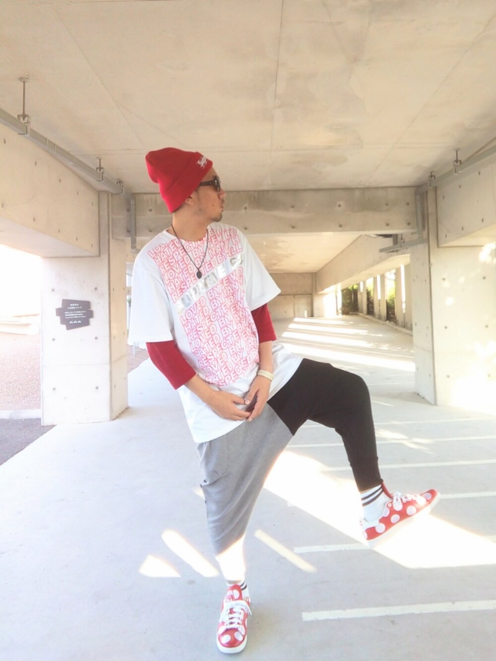 ホワイト系のTシャツ/カットソー、その他のスウェットパンツ、レッド系のスニーカーを着用したメンズの秋コーディネートの2枚目の写真