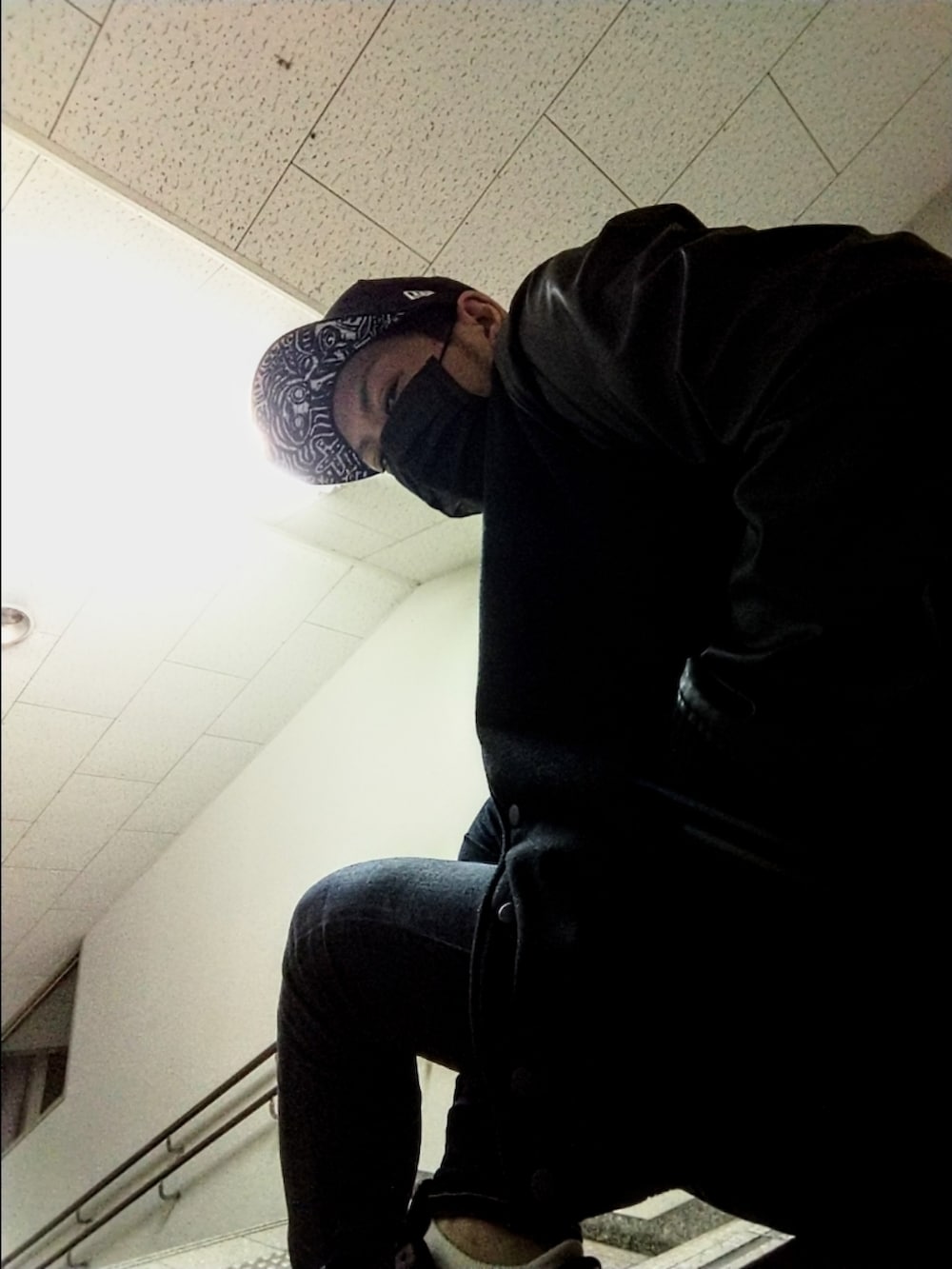 ブラック系のスタジャン、グレー系のTシャツ/カットソー、ブルー系のデニムパンツを着用したメンズの秋コーディネートの3枚目の写真