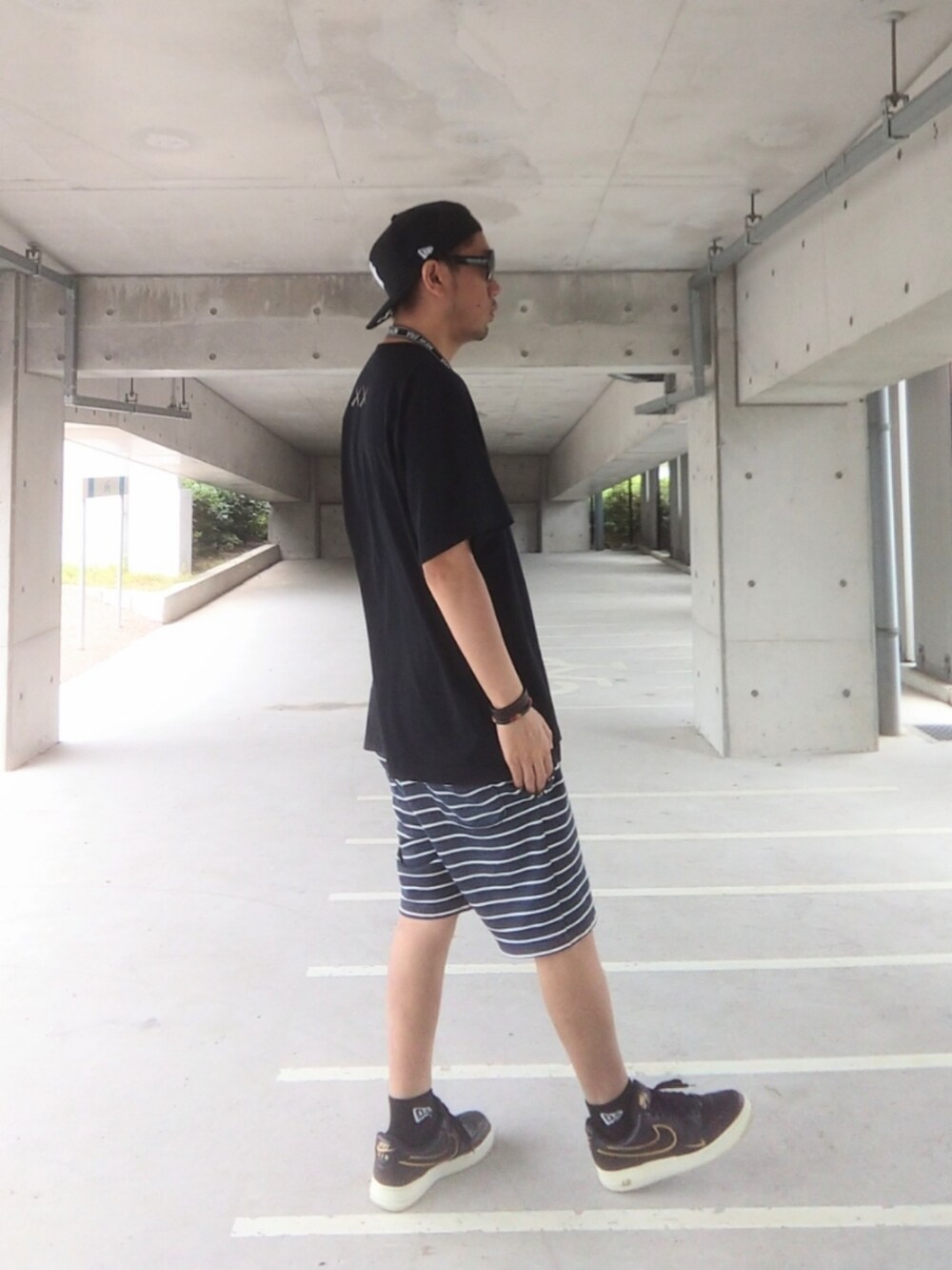 ブラック系のTシャツ/カットソー、その他のその他パンツ、ブラック系のスニーカーを着用したメンズの夏コーディネートの3枚目の写真