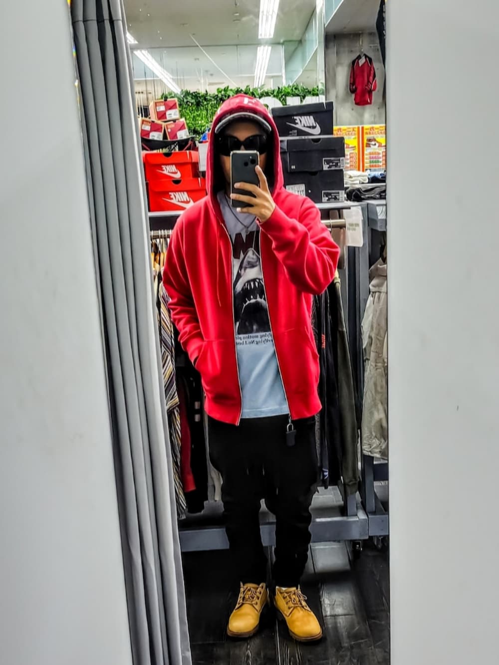 ブルー系のTシャツ/カットソー、ブラック系のその他パンツ、ブラック系のスニーカーを着用したメンズの夏コーディネートの3枚目の写真