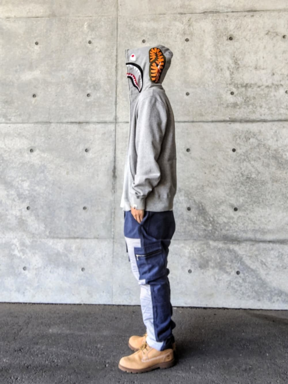 グレー系のパーカー、ブルー系のカーゴパンツ、ホワイト系のTシャツ/カットソーを着用したメンズの春コーディネートの3枚目の写真