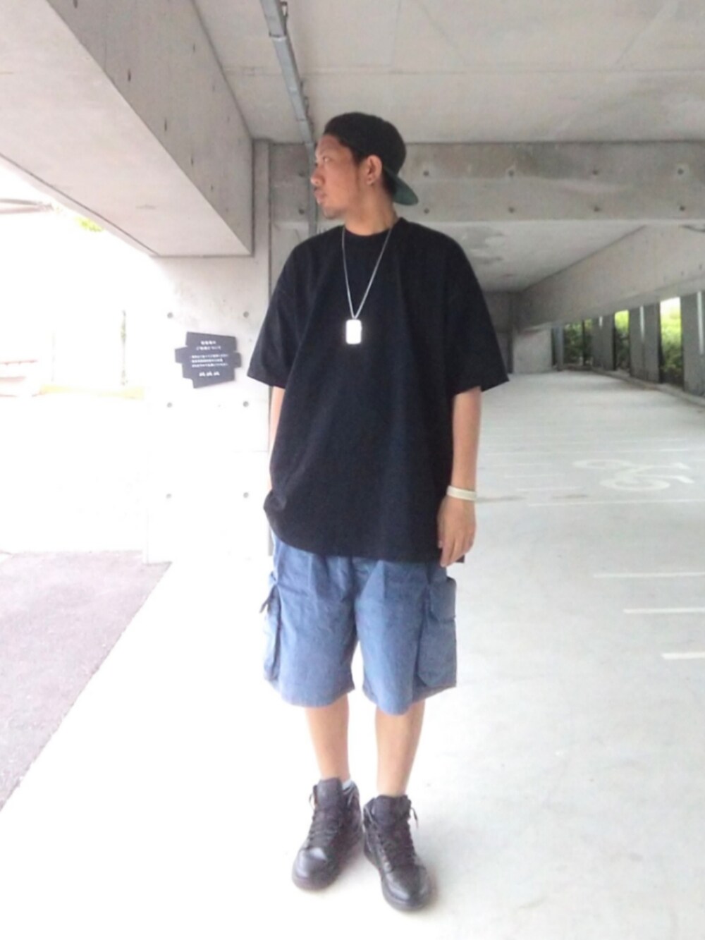 ブラック系のTシャツ/カットソー、ブルー系のその他パンツ、ブラック系のスニーカーを着用したメンズの夏コーディネートの2枚目の写真