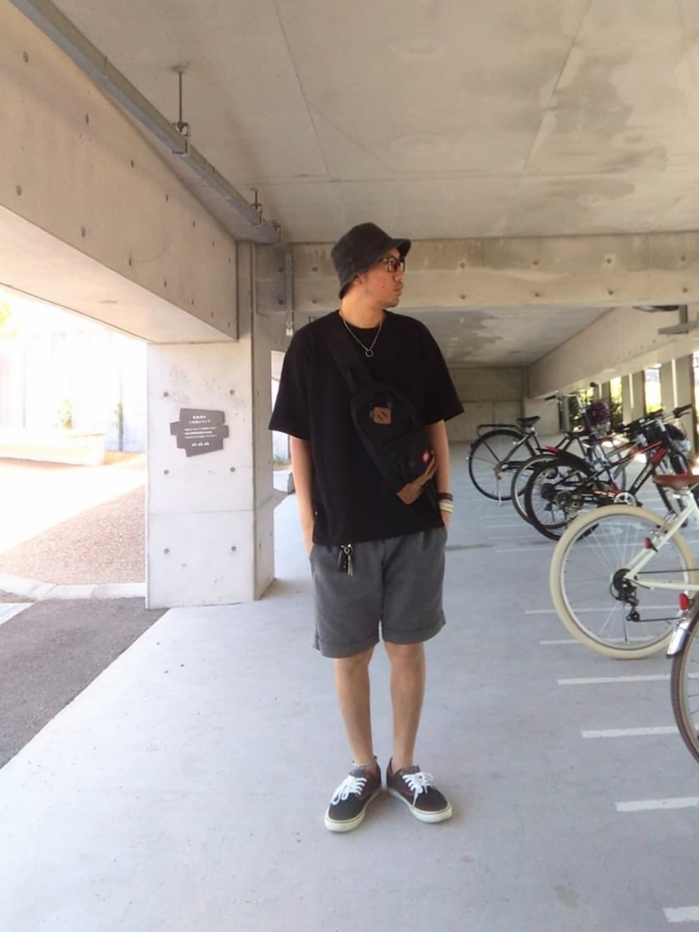 「スケータースタイル、ストリート、emerica、アンクレット、Dickies、ボディバッグ、ニューハッタン、ハーフパンツ、バケハ、アツいコーデ全部見せ、夏コーデ、メガネ男子、UNIQLO」|「newhattanのnewhattan(ニューハッタン) / ウォッシュド デニム バケットハット(ハット、ブラック系)」を使った、hasshi(ハッシー)さん(メンズ・172cm)の夏コーディネートの2枚目の写真
