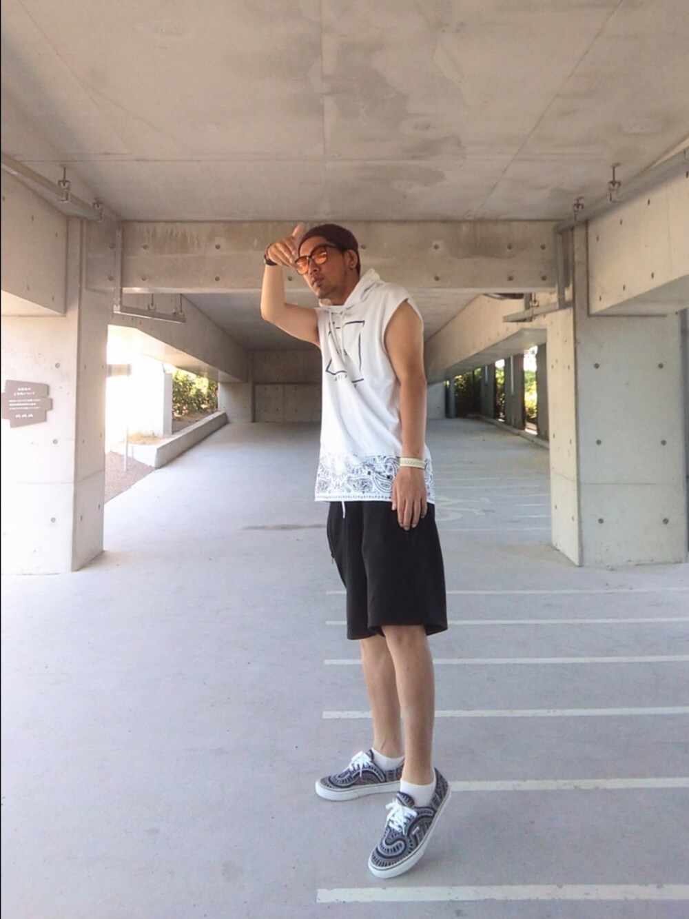 ホワイト系のトップス、ブラック系のその他パンツ、ブラック系のスニーカーを着用したメンズの夏コーディネートの3枚目の写真