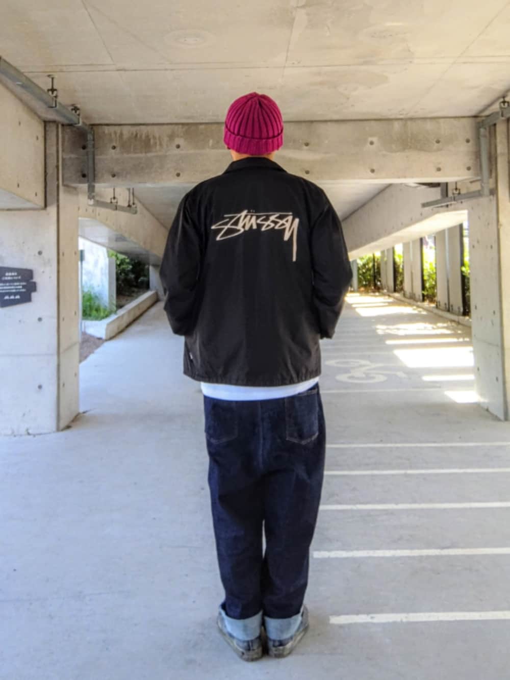 ブラック系のナイロンジャケット、グレー系のTシャツ/カットソー、ホワイト系のタンクトップを着用したメンズの秋コーディネートの2枚目の写真