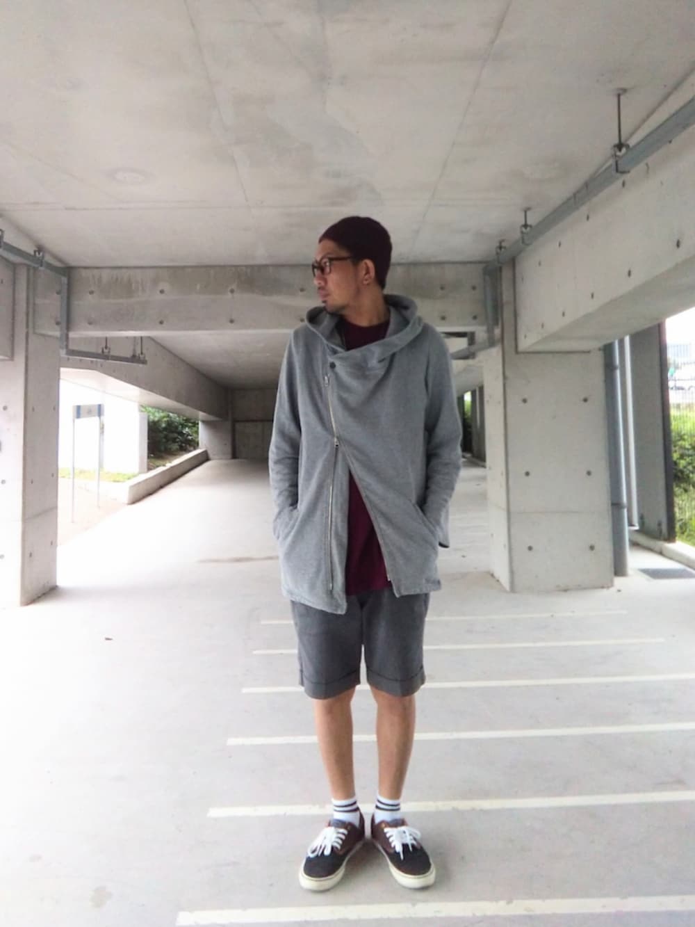 グレー系のパーカー、レッド系のTシャツ/カットソー、グレー系のその他パンツを着用したメンズの秋コーディネートの3枚目の写真