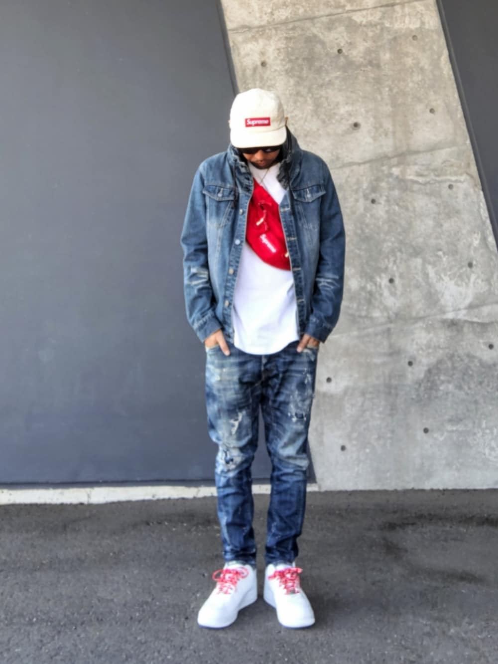 レッド系のボディバッグ/ウエストポーチ、ブルー系のデニムジャケット、ホワイト系のTシャツ/カットソーを着用したメンズの春コーディネートの2枚目の写真
