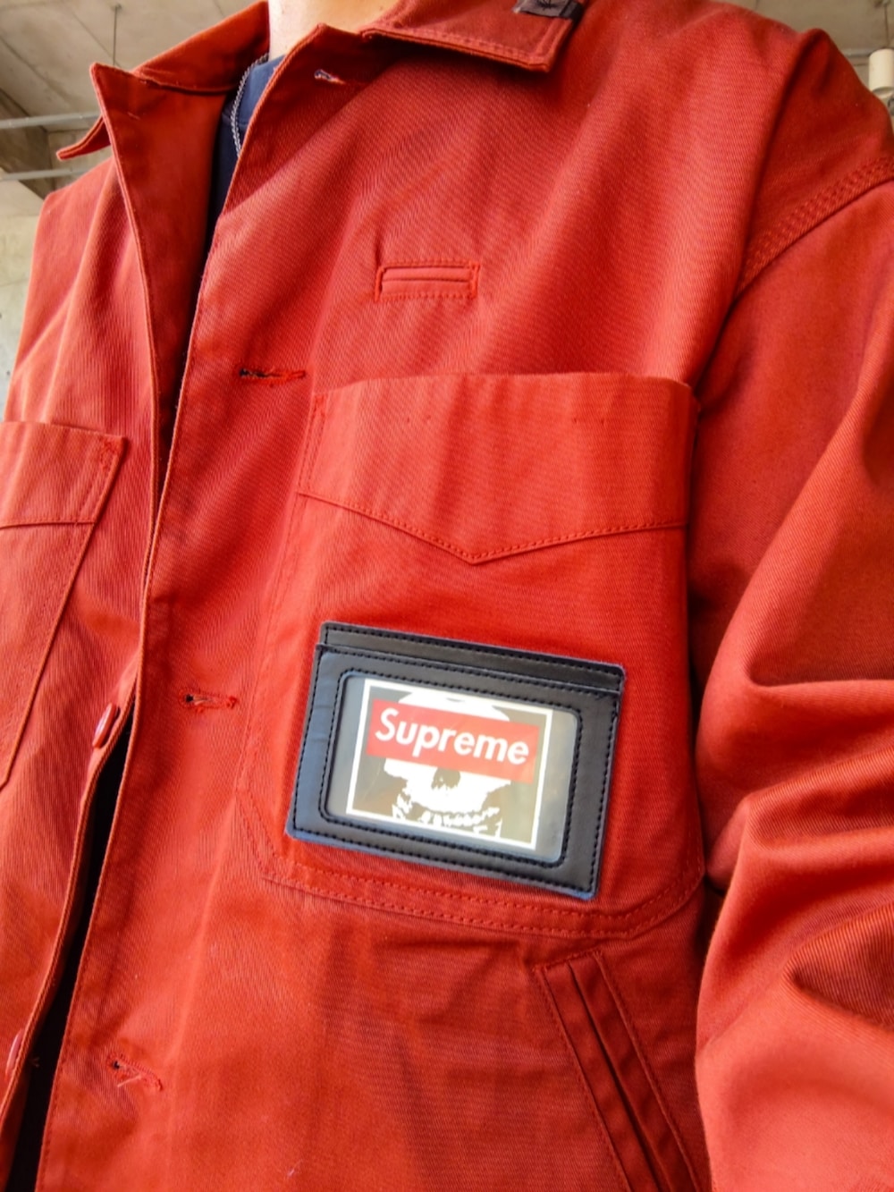 ブラウン系のその他アウター、ブラック系のその他パンツ、イエロー系のブーツを着用したメンズの冬コーディネートの4枚目の写真