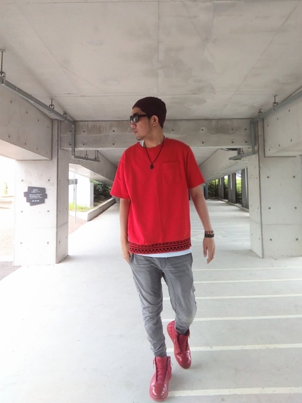 レッド系のTシャツ/カットソー、レッド系のスニーカー、グレー系のその他パンツを着用したメンズの夏コーディネートの3枚目の写真
