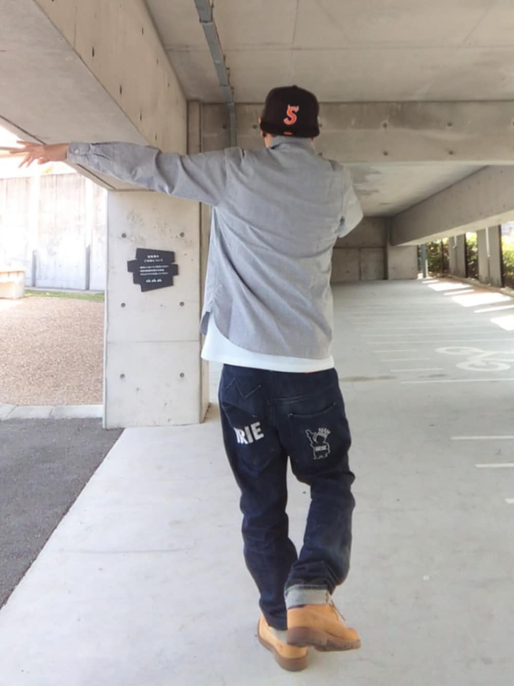 グレー系のシャツ/ブラウス、ホワイト系のタンクトップ、ブルー系のデニムパンツを着用したメンズの春コーディネートの2枚目の写真