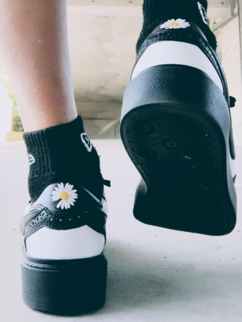 ブラック系のTシャツ/カットソー、ホワイト系のタンクトップ、ブラック系のその他パンツを着用したメンズの秋コーディネートの3枚目の写真