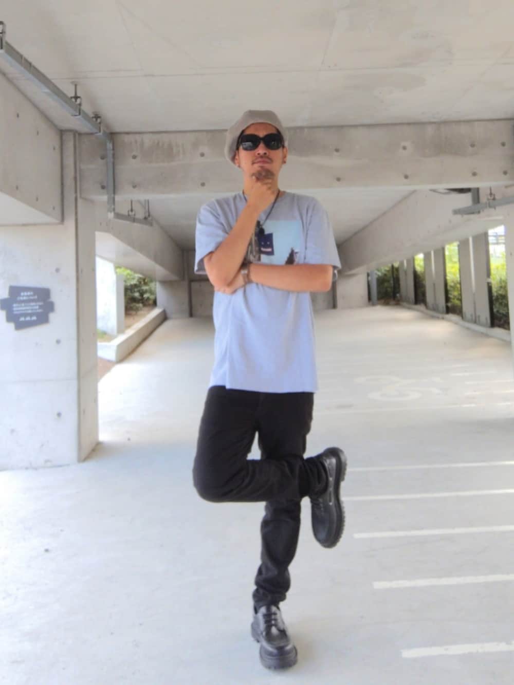 グレー系のTシャツ/カットソー、ブラック系のチノパンツ、ブラック系のモカシン/デッキシューズを着用したメンズの秋コーディネートの2枚目の写真