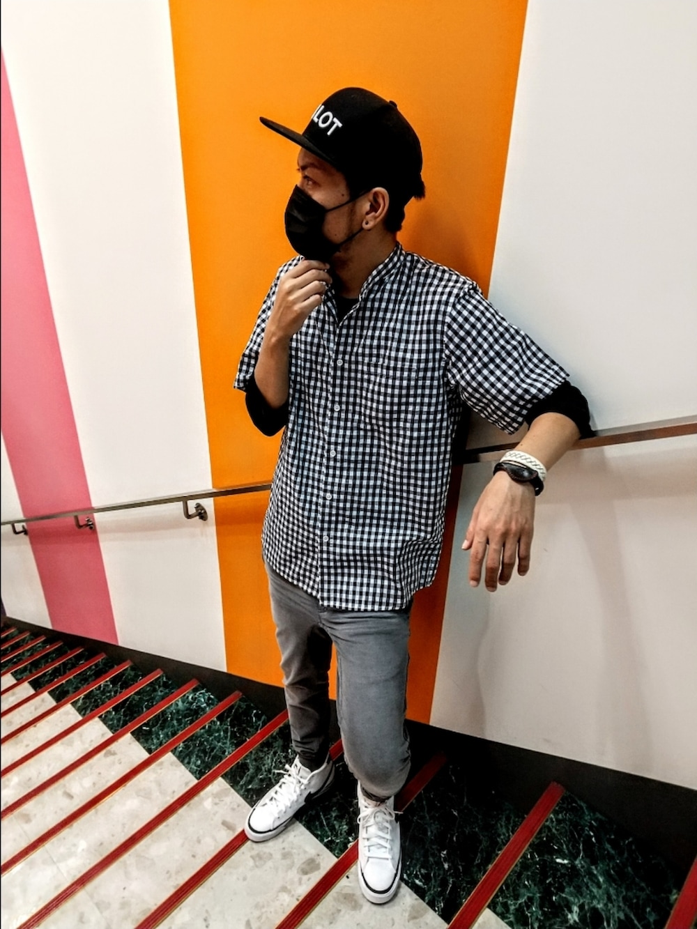 その他のシャツ/ブラウス、ホワイト系のスニーカー、グレー系のその他パンツを着用したメンズの秋コーディネートの2枚目の写真