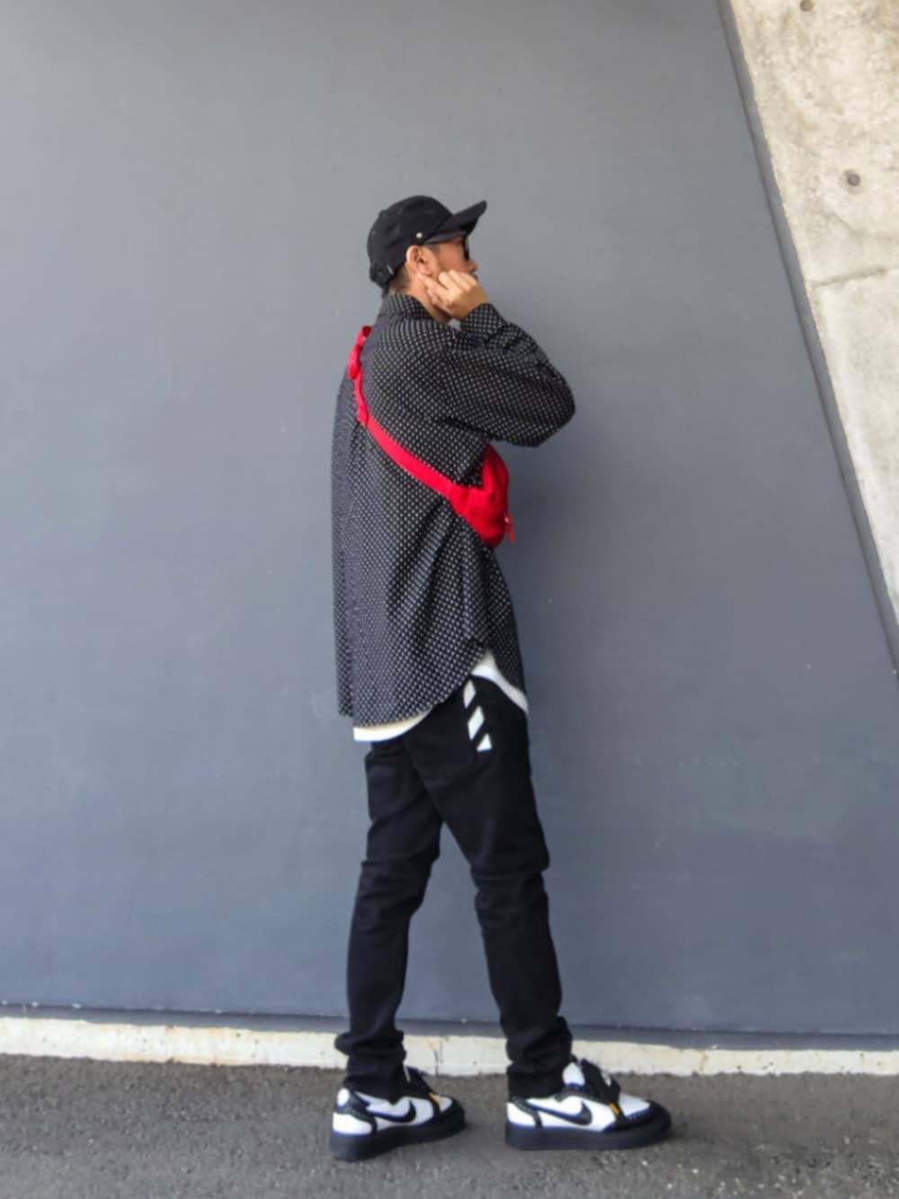 レッド系のボディバッグ/ウエストポーチ、ブラック系のシャツ/ブラウス、ホワイト系のタンクトップを着用したメンズの春コーディネートの2枚目の写真