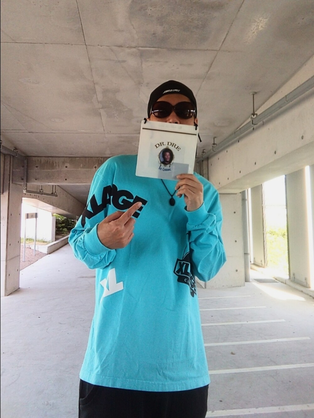 「ストリート、デートコーデ、APPLEBUM、XLARGE、ロンT、dr.dre、Dickies、スウェットパンツ、サンタクルーズ、SANTA CRUZ、Timberland、ブーツ、サングラス、NEW ERA、ヒップホップ」｜「XLARGEのRANDOM PRINT L/S TEE（Tシャツ/カットソー、ブルー系）」を使った、hasshi(ハッシー)さん（メンズ・172cm）の春コーディネートの3枚目の写真
