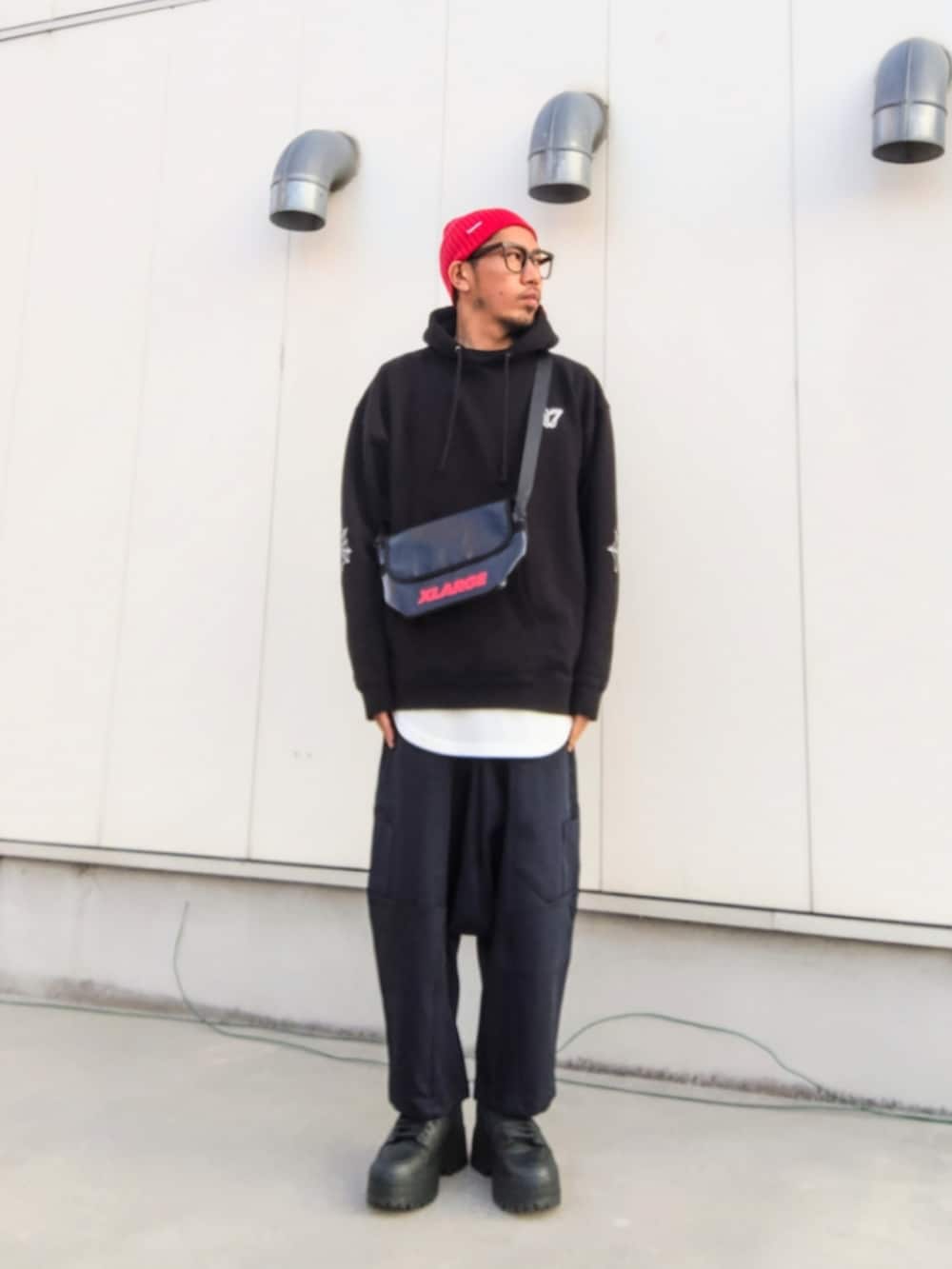 ブラック系のショルダーバッグ、ブラック系のパーカー、ブラック系のその他パンツを着用したメンズの冬コーディネートの2枚目の写真