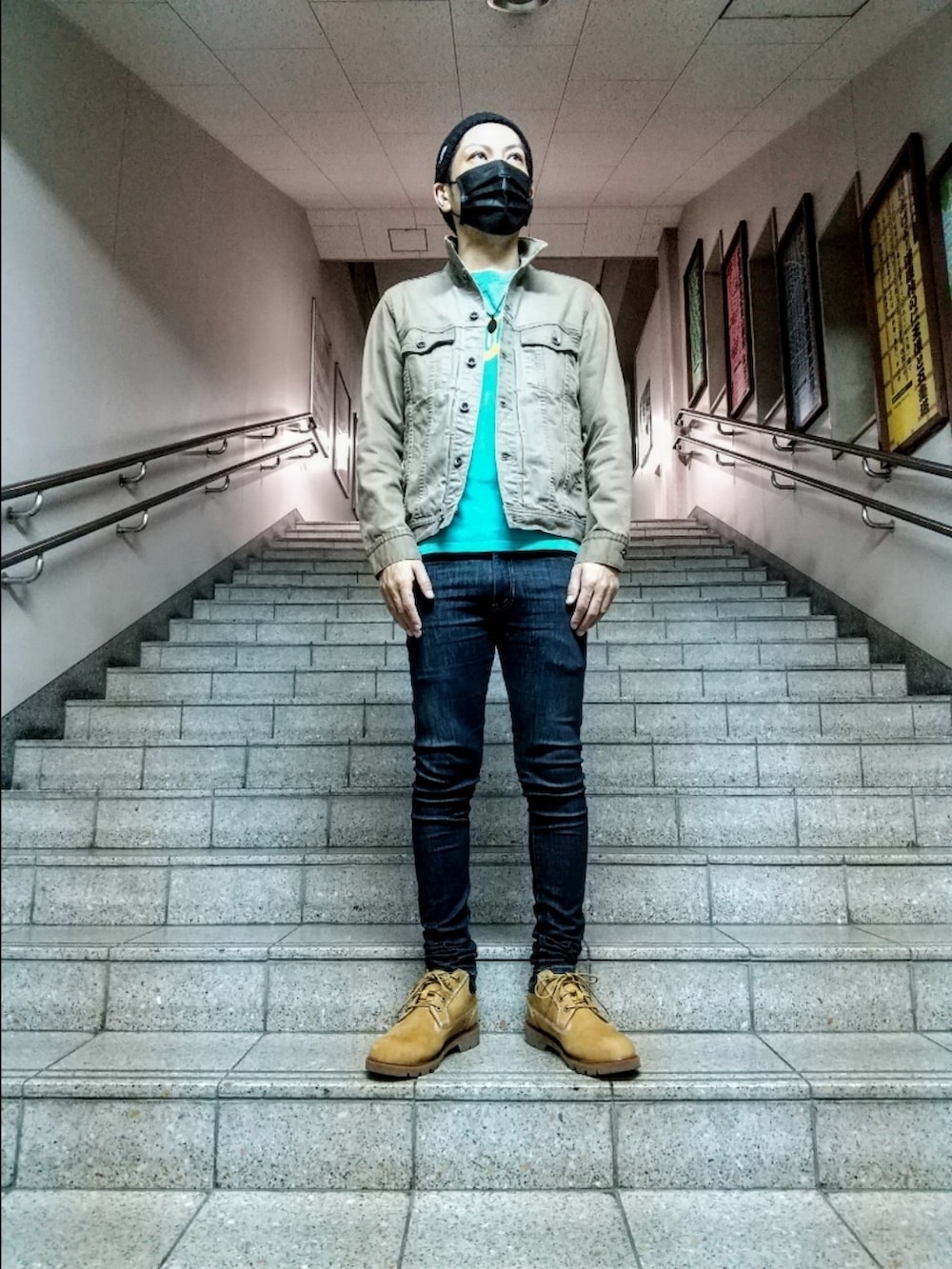 ベージュ系のデニムジャケット、ブルー系のTシャツ/カットソー、ブルー系のデニムパンツを着用したメンズの秋コーディネートの3枚目の写真