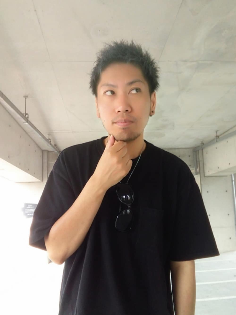 ブラック系のTシャツ/カットソー、ブラック系のその他パンツ、ブラック系のスニーカーを着用したメンズの夏コーディネートの3枚目の写真