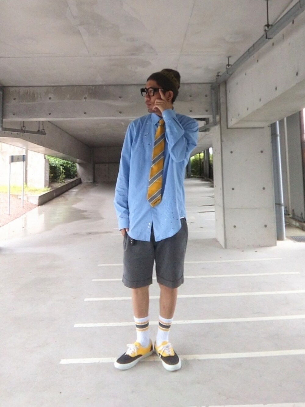 ブラック系のスニーカー、グレー系のその他パンツ、ブルー系のシャツ/ブラウスを着用したメンズの夏コーディネートの3枚目の写真