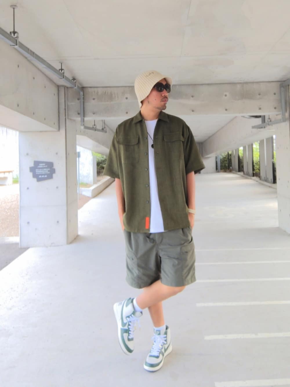 グリーン系のシャツ/ブラウス、ホワイト系のTシャツ/カットソー、グリーン系のその他パンツを着用したメンズの夏コーディネートの2枚目の写真