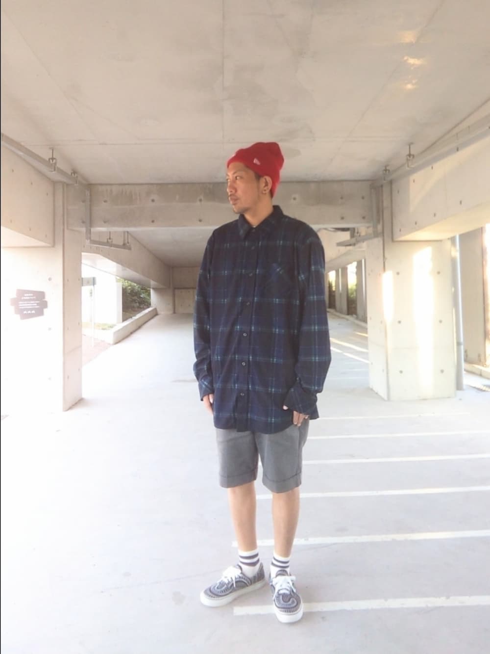 ブルー系のシャツ/ブラウス、グレー系のその他パンツ、ブラック系のスニーカーを着用したメンズの秋コーディネートの2枚目の写真