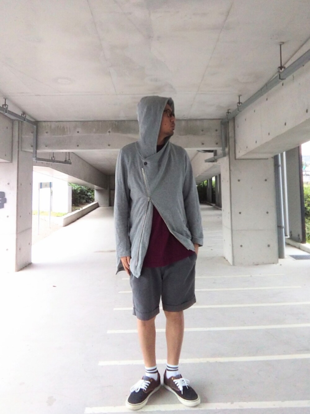 グレー系のパーカー、レッド系のTシャツ/カットソー、グレー系のその他パンツを着用したメンズの秋コーディネートの2枚目の写真