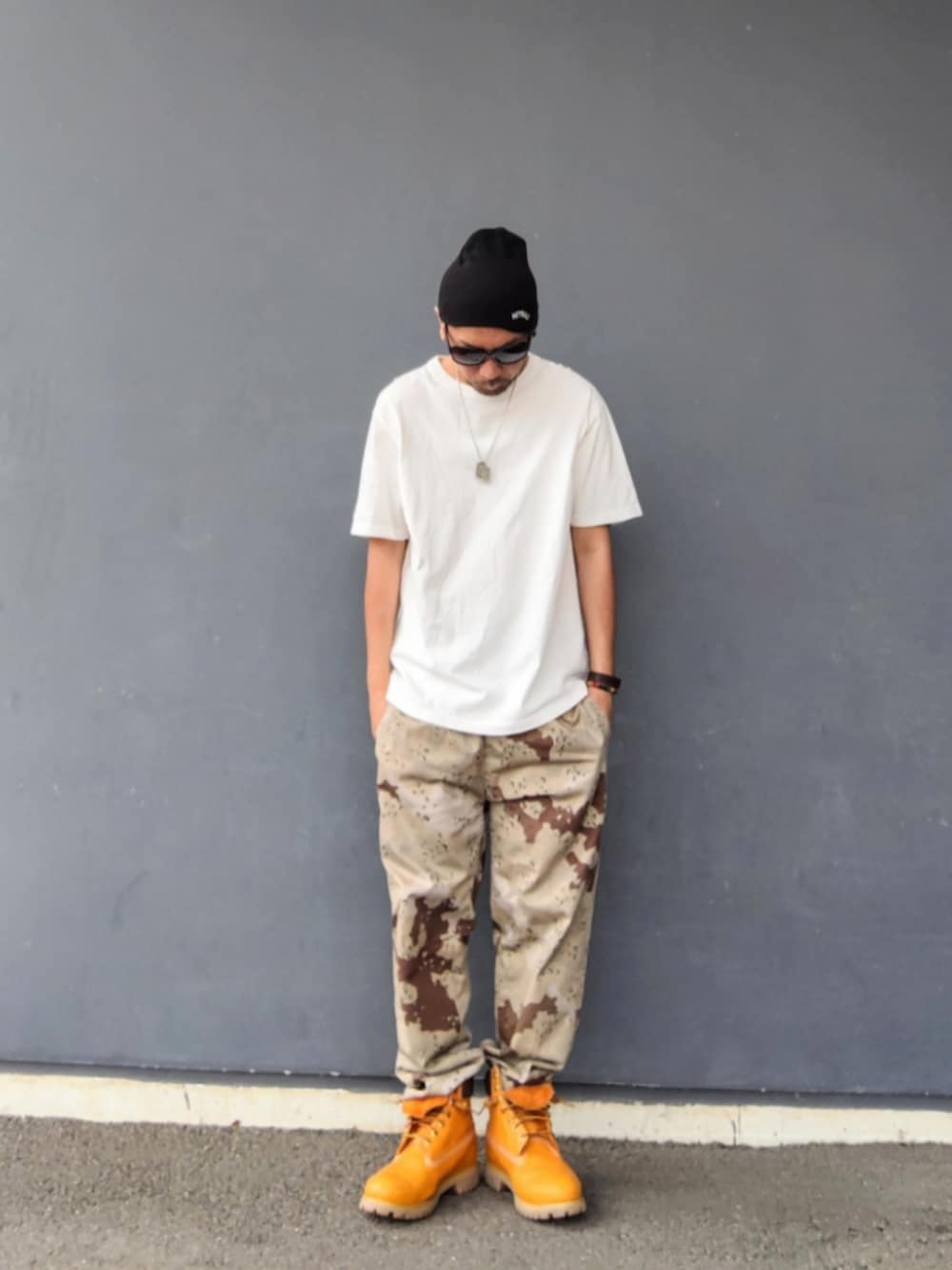 ホワイト系のTシャツ/カットソー、その他のその他パンツ、イエロー系のブーツを着用したメンズの夏コーディネートの2枚目の写真