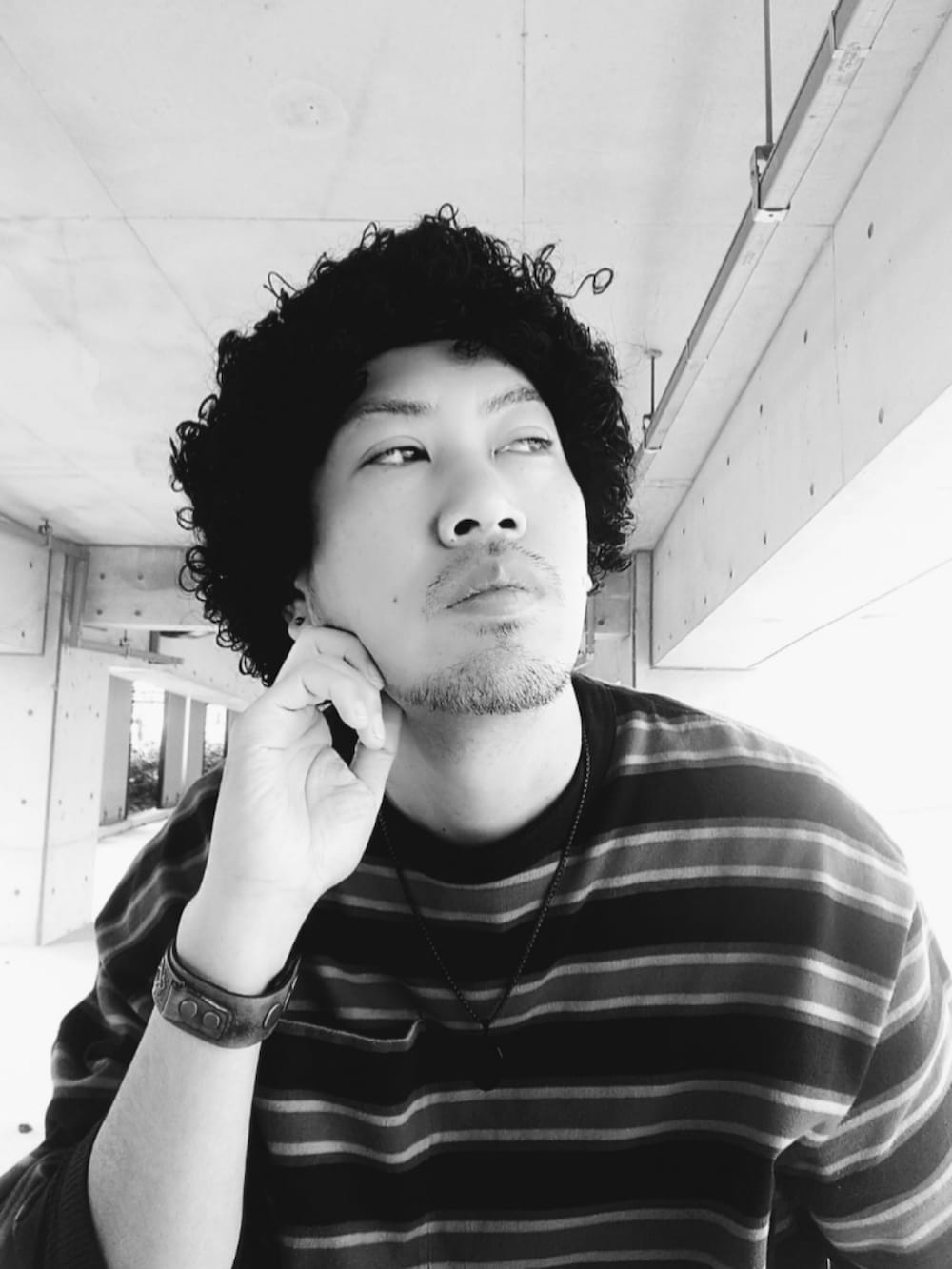 ブラック系のTシャツ/カットソー、ブルー系のデニムパンツ、イエロー系のブーツを着用したメンズの春コーディネートの4枚目の写真