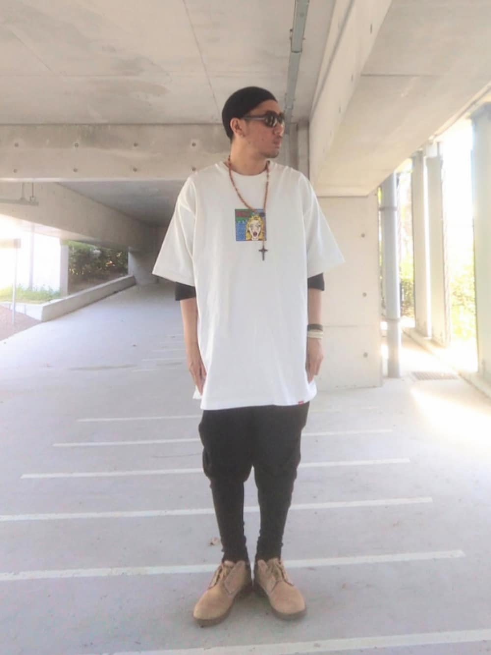 ホワイト系のTシャツ/カットソー、ブラック系のその他パンツ、イエロー系のブーツを着用したメンズの春コーディネートの3枚目の写真