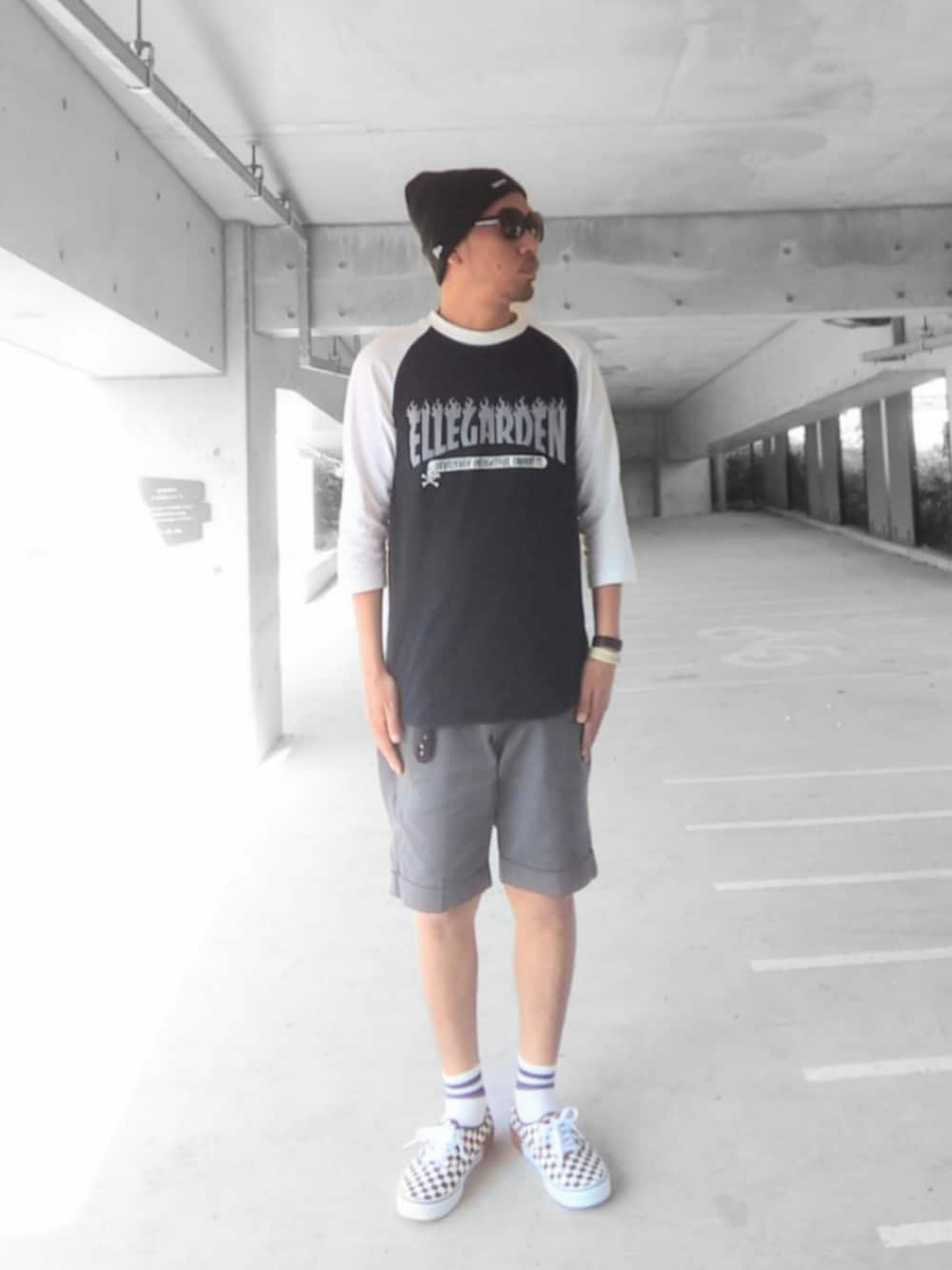 「ストリート、スケータースタイル、ELLEGARDEN、ラグランTシャツ、ディッキーズ(Dickies)、VANS、チェッカー、GARNI、ラインソックス、supreme、NEW ERA、サングラス、ハーフパンツ、モノトーン、バンドT」|「Supreme のSupreme New Era Script Beanie Black(FW18)(ニットキャップ/ビーニー、ブラック系)」を使った、hasshi(ハッシー)さん(メンズ・172cm)の春コーディネートの2枚目の写真