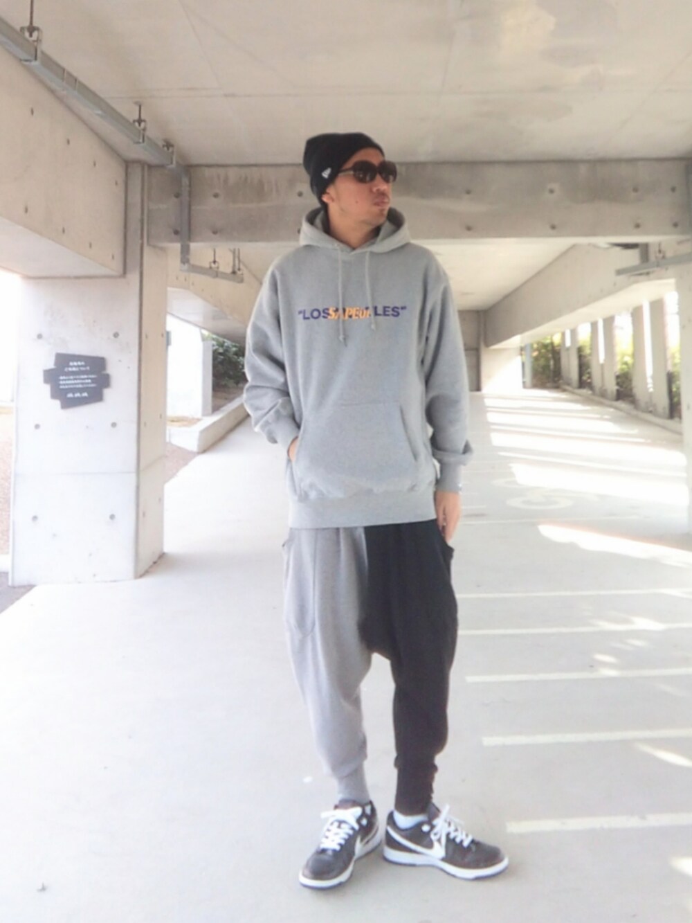 グレー系のパーカー、その他のスウェットパンツ、ブラック系のスニーカーを着用したメンズの春コーディネートの2枚目の写真