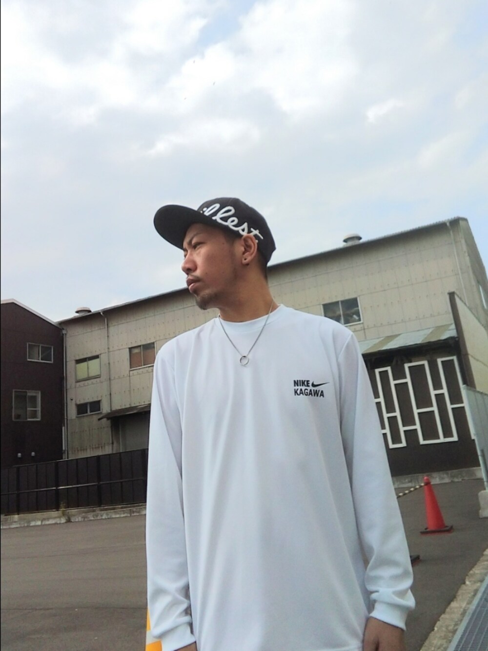 オレンジ系のシャツ/ブラウス、ホワイト系のTシャツ/カットソー、ブラウン系のその他パンツを着用したメンズの春コーディネートの3枚目の写真