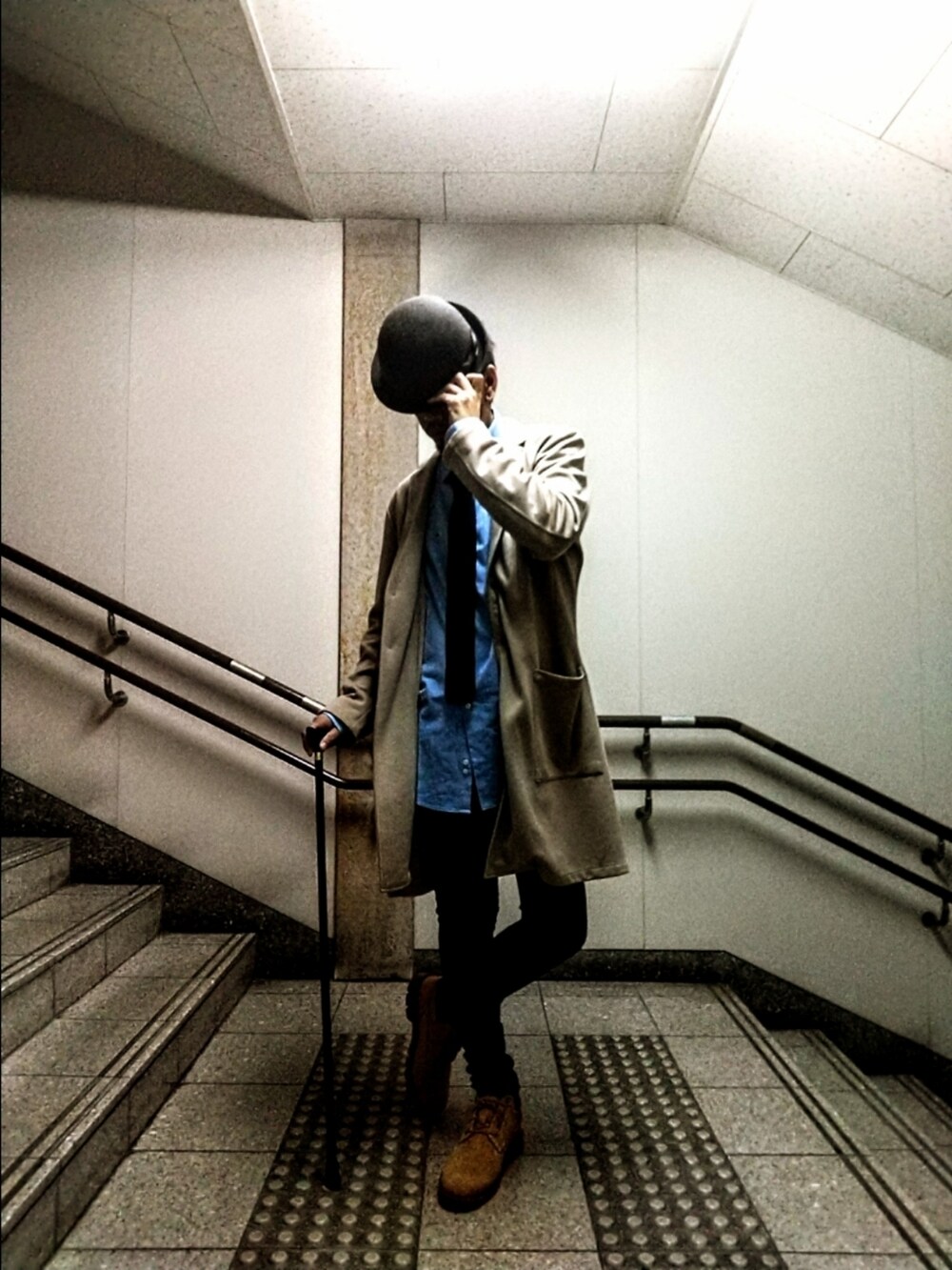 ベージュ系のチェスターコート、ブルー系のシャツ/ブラウス、ブラック系のデニムパンツを着用したメンズの秋コーディネートの2枚目の写真