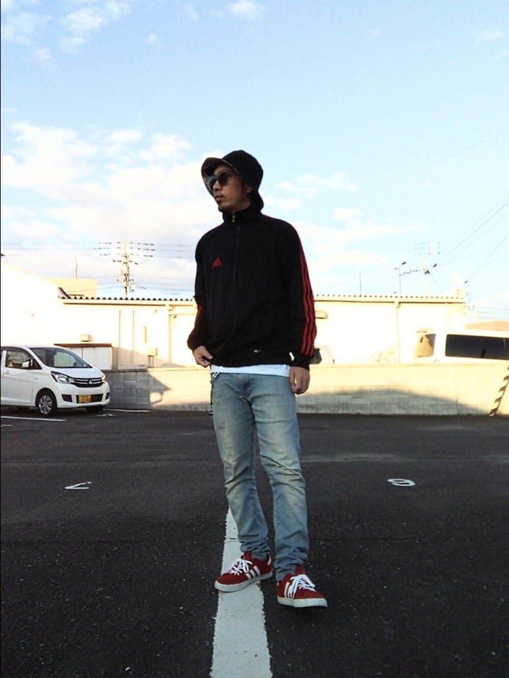 「バケットハット、adidas、スニーカー、赤、黒、ジースター・ロゥ(G-STAR RAW)、デニム、ウォレットチェーン、ストリート、オールドスクール、ソウルジェム、魔法少女まどか☆マギカ」｜「adidasのアイテム（ジャージ、ブラック系）」を使った、hasshi(ハッシー)さん（メンズ・172cm）の冬コーディネートの4枚目の写真