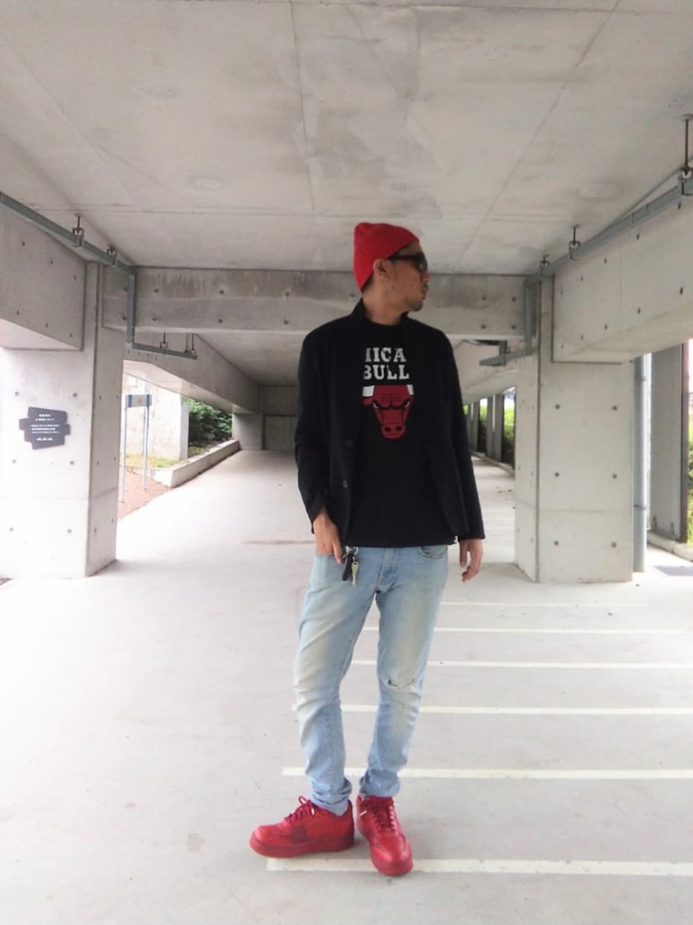 ブラック系のジャケット/アウター、ブラック系のTシャツ/カットソー、ブルー系のデニムパンツを着用したメンズの秋コーディネートの2枚目の写真