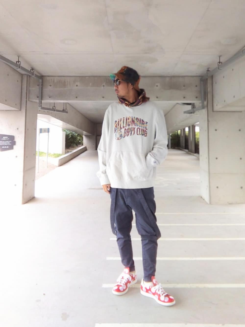 その他のパーカー、ブルー系のその他パンツ、レッド系のスニーカーを着用したメンズの冬コーディネートの3枚目の写真