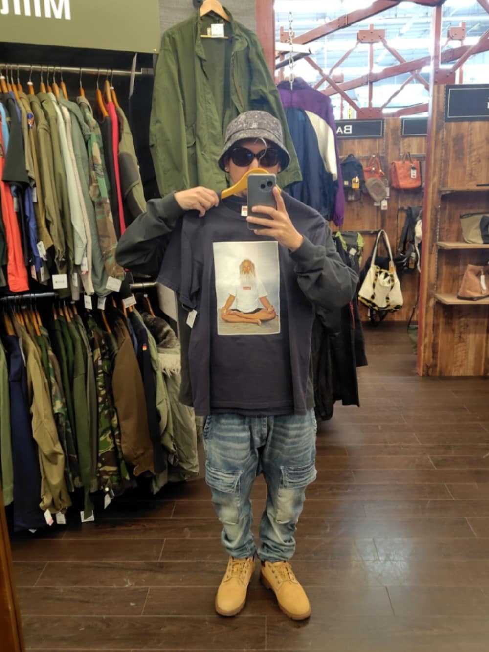 ブルー系のスウェット、グリーン系のカーゴパンツ、グレー系のスニーカーを着用したメンズの春コーディネートの3枚目の写真