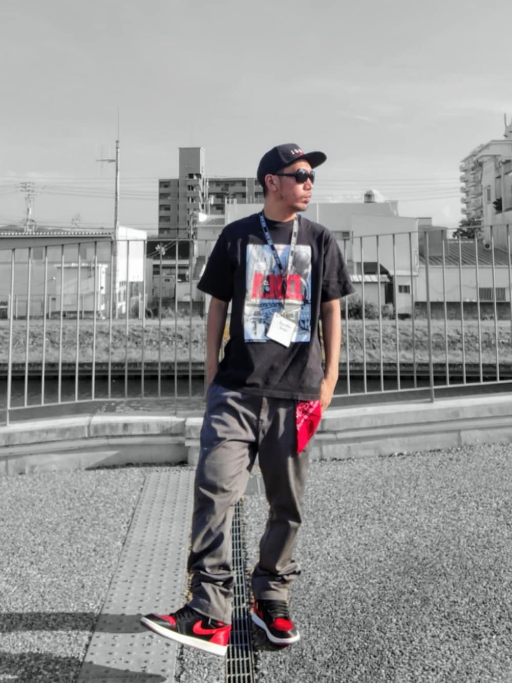 「ストリート、ジョジョの奇妙な冒険、nitraid、Dickies、バンダナ、赤、Jordan、JordanBrand、NEW ERA、ネックストラップ、ブレッド、サングラス、赤黒、古着MIX」|「JORDAN BRANDのアイテム(キャップ、ブラック系)」を使った、hasshi(ハッシー)さん(骨格ナチュラル・メンズ・172cm)の夏コーディネートの2枚目の写真