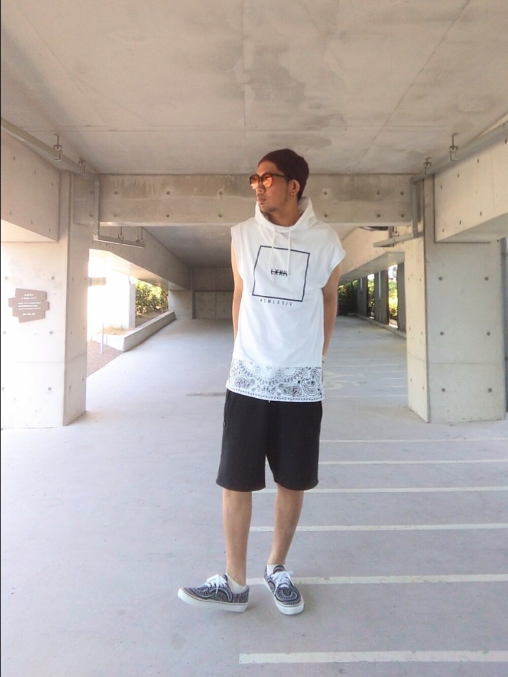 ホワイト系のトップス、ブラック系のその他パンツ、ブラック系のスニーカーを着用したメンズの夏コーディネートの2枚目の写真