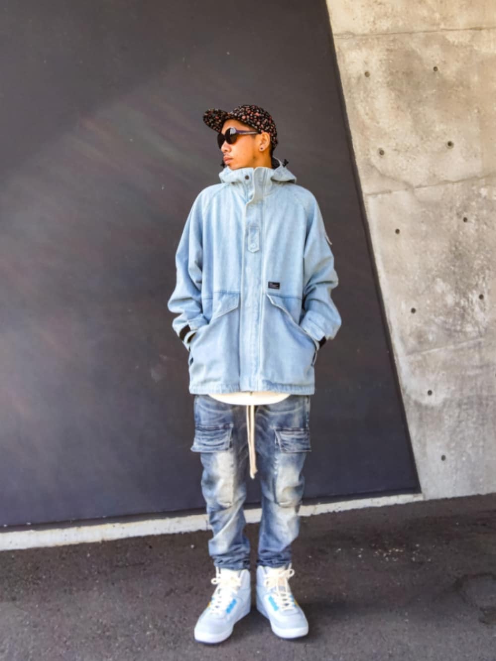 ブルー系のその他アウター、ホワイト系のタンクトップ、ブルー系のデニムパンツを着用したメンズの秋コーディネートの2枚目の写真