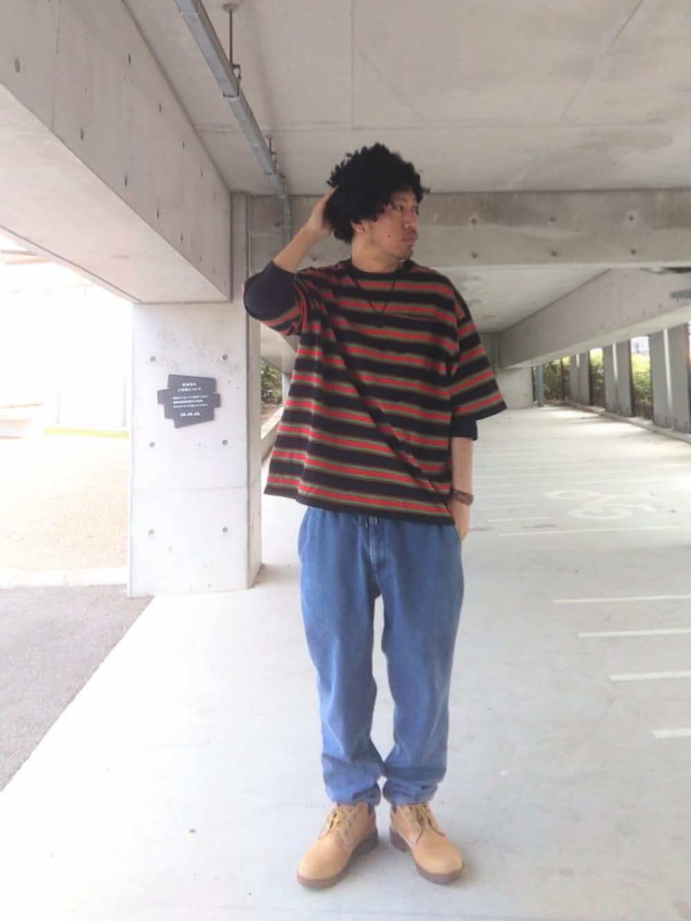 ブラック系のTシャツ/カットソー、ブルー系のデニムパンツ、イエロー系のブーツを着用したメンズの春コーディネートの2枚目の写真