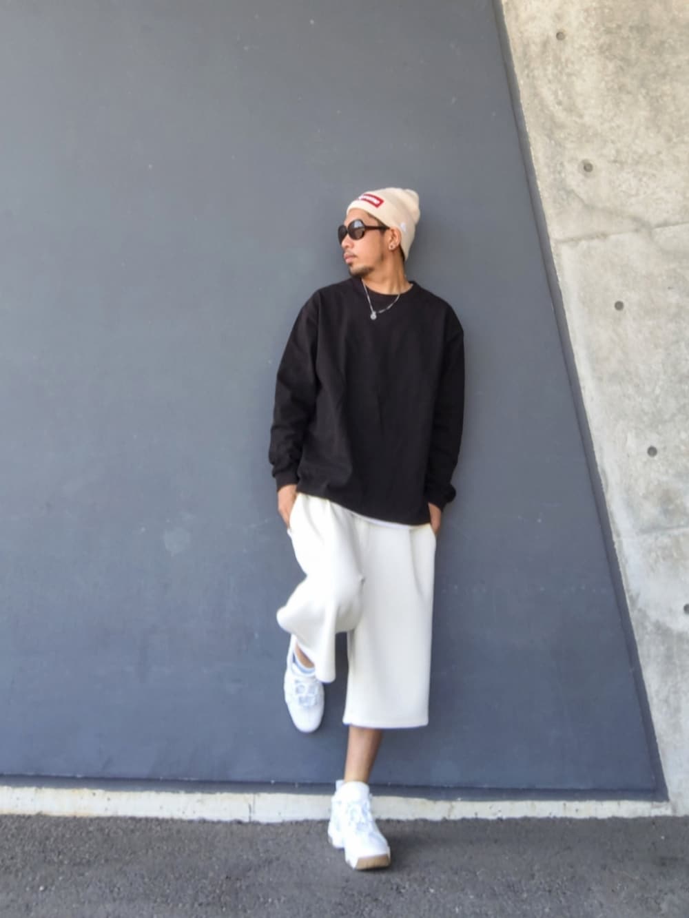 ブラック系のTシャツ/カットソー、ホワイト系のタンクトップ、ホワイト系のその他パンツを着用したメンズの秋コーディネートの2枚目の写真