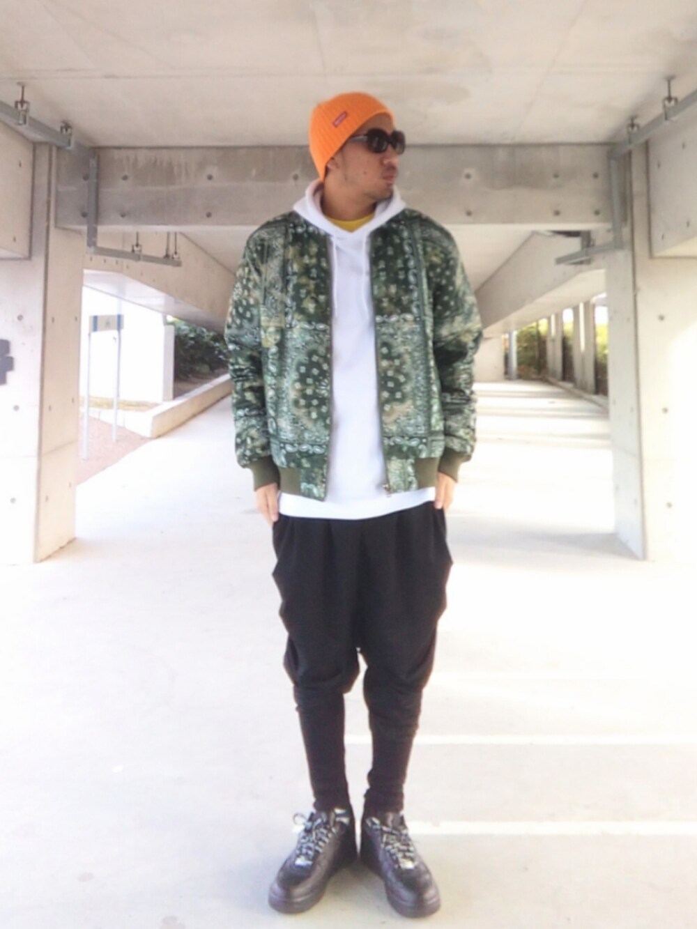 ホワイト系のパーカー、グリーン系のジャケット/アウター、イエロー系のTシャツ/カットソーを着用したメンズの冬コーディネートの3枚目の写真