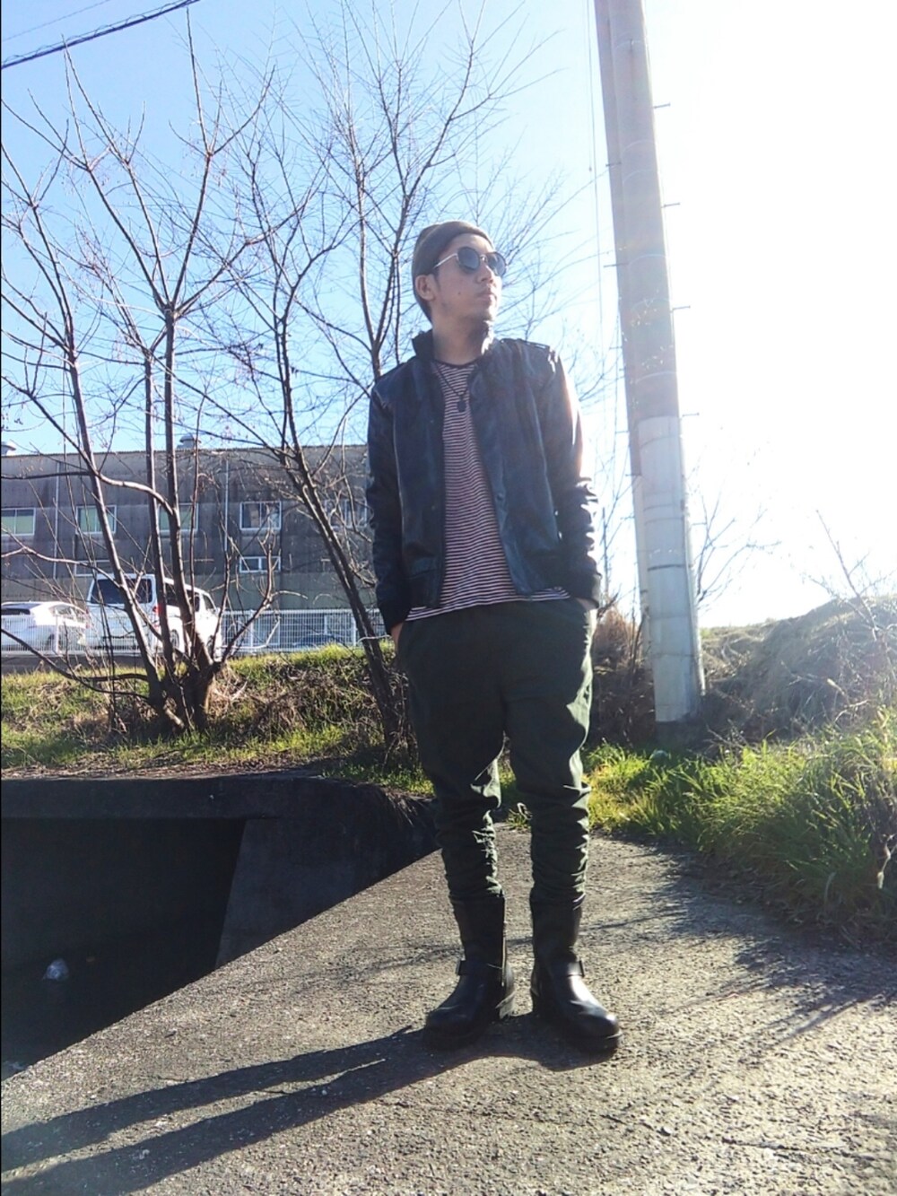 ピンク系のTシャツ/カットソー、グリーン系のパンツ、ブラック系のブーツを着用したメンズの冬コーディネートの3枚目の写真