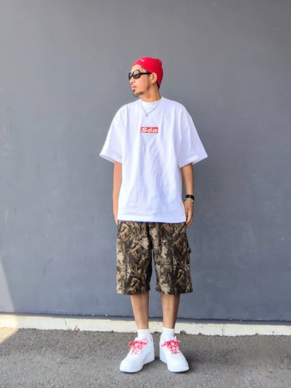 ホワイト系のTシャツ/カットソー、ブラウン系のその他パンツ、ホワイト系のスニーカーを着用したメンズの夏コーディネートの2枚目の写真