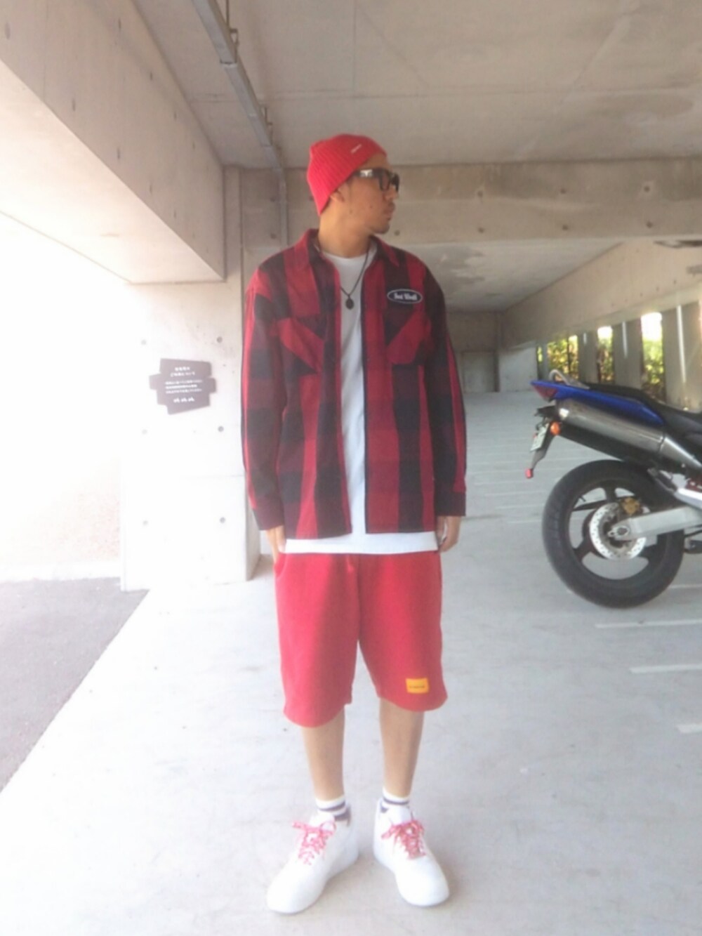 レッド系のシャツ/ブラウス、レッド系のその他パンツ、ホワイト系のスニーカーを着用したメンズの春コーディネートの2枚目の写真