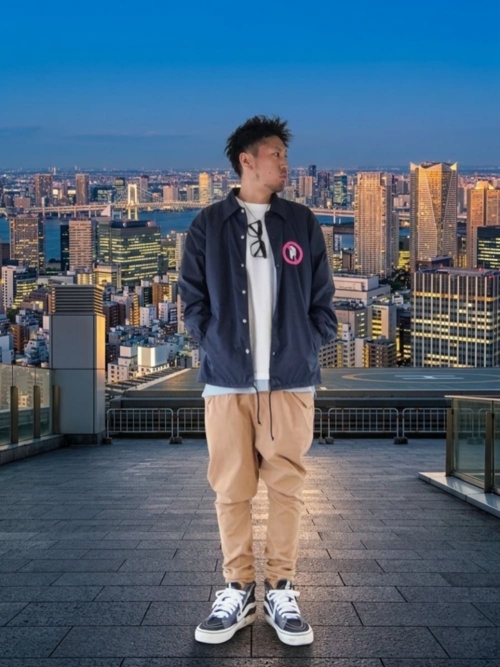 ブルー系のナイロンジャケット、ホワイト系のTシャツ/カットソー、ブルー系のタンクトップを着用したメンズの秋コーディネートの2枚目の写真
