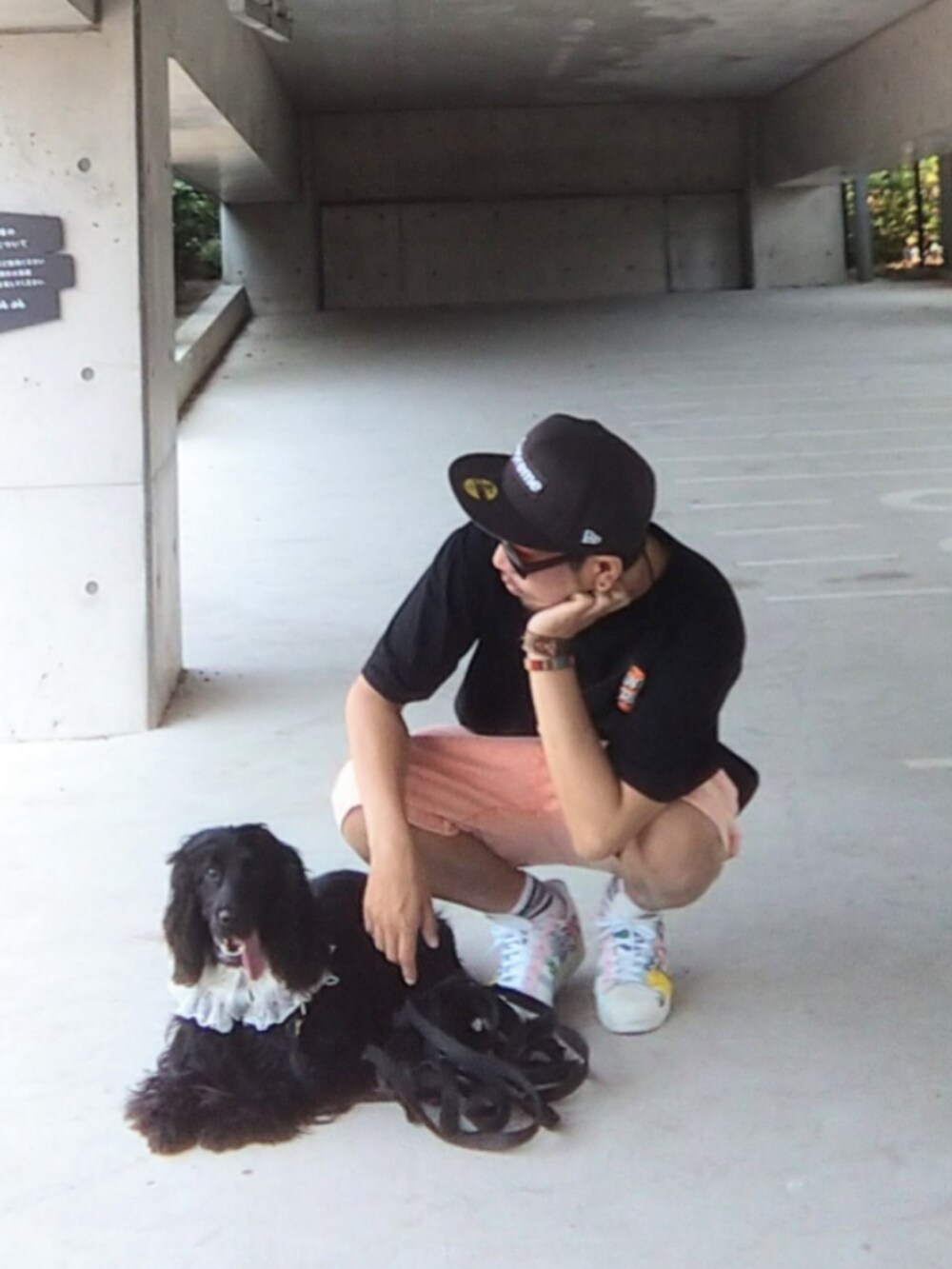 ブラック系のTシャツ/カットソー、ピンク系のその他パンツ、その他のスニーカーを着用したメンズの夏コーディネートの2枚目の写真