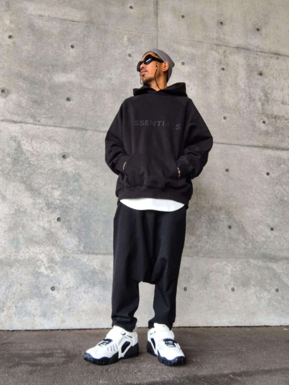 ブラック系のパーカー、ホワイト系のタンクトップ、ブラック系のその他パンツを着用したメンズの冬コーディネートの2枚目の写真