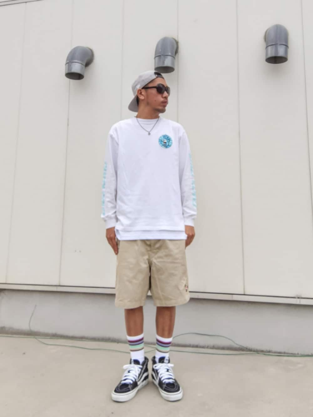 ホワイト系のTシャツ/カットソー、ホワイト系のタンクトップ、ベージュ系のその他パンツを着用したメンズの春コーディネートの2枚目の写真